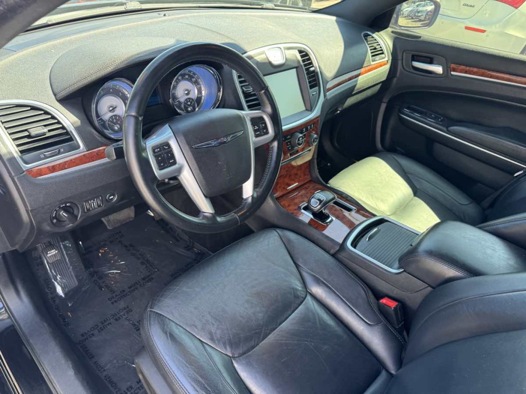 2014 Chrysler 300 Image 8