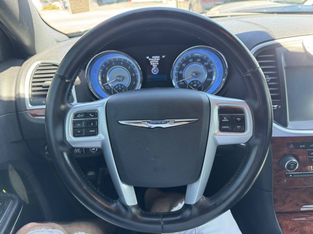 2014 Chrysler 300 Image 9