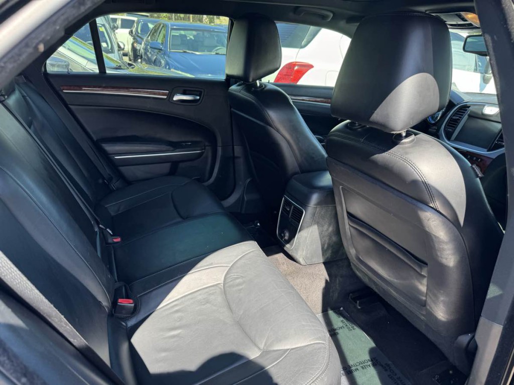 2014 Chrysler 300 Image 18