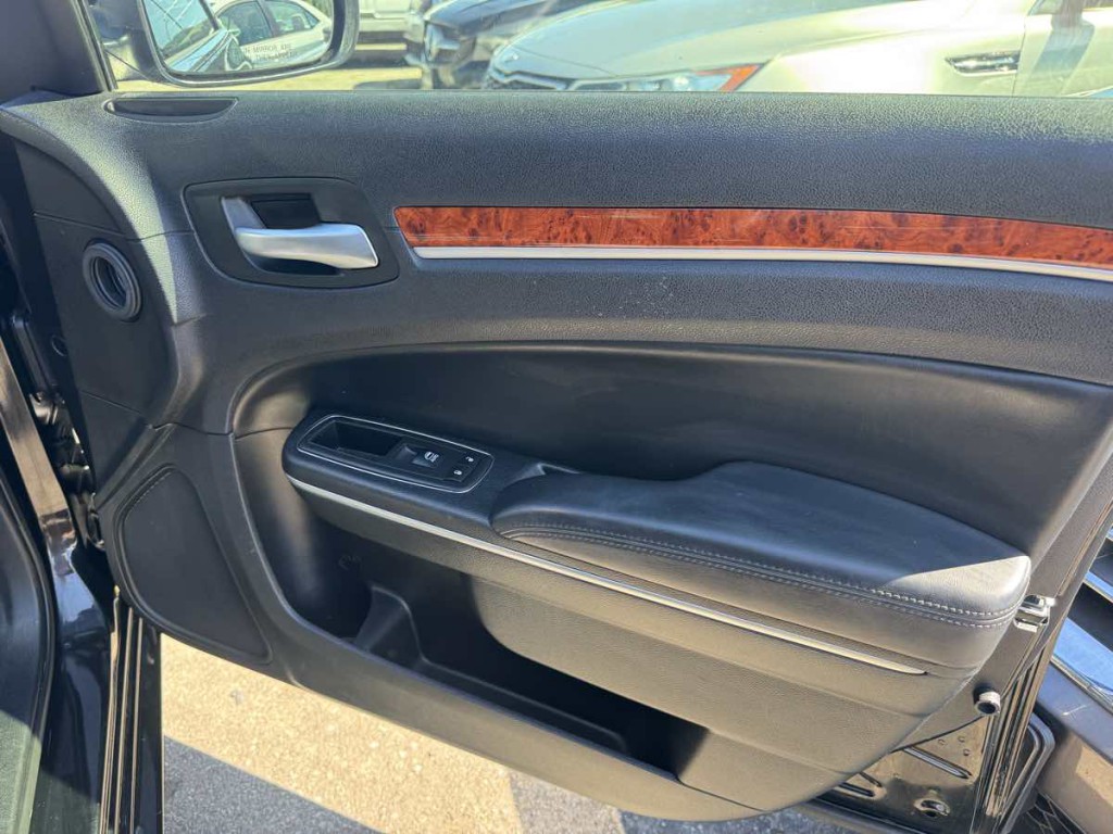2014 Chrysler 300 Image 19