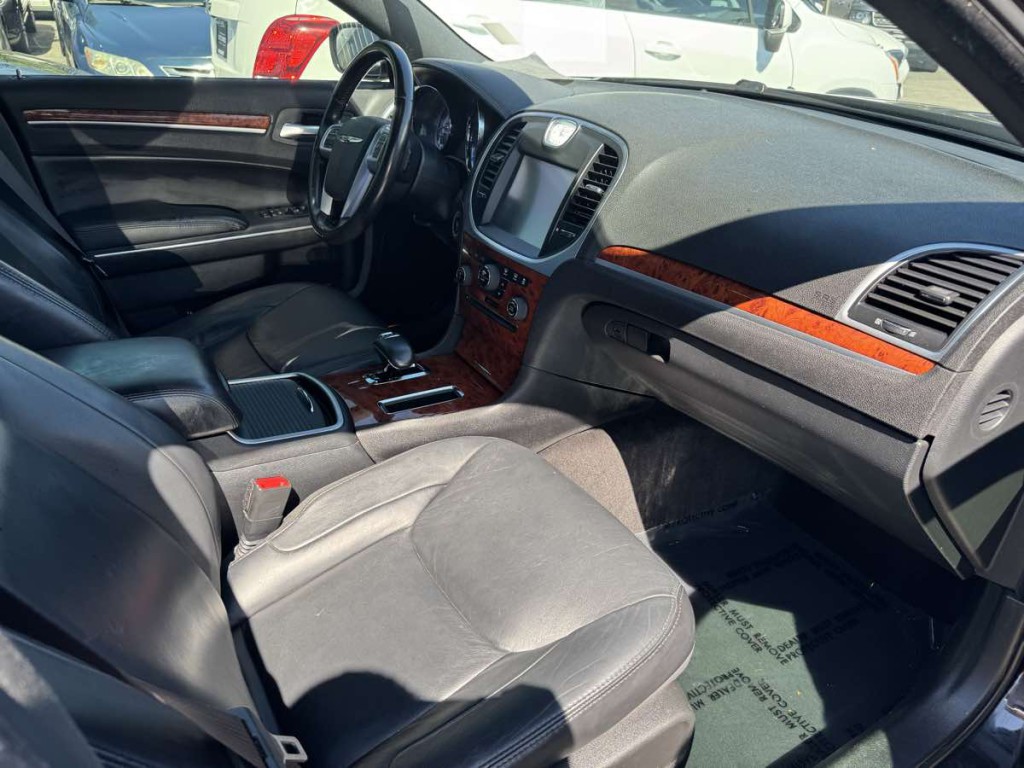 2014 Chrysler 300 Image 20