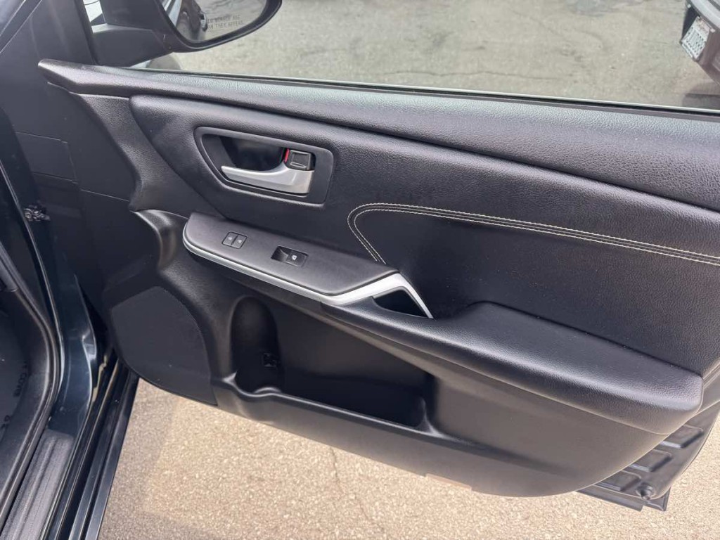 2017 Toyota Camry Image 10