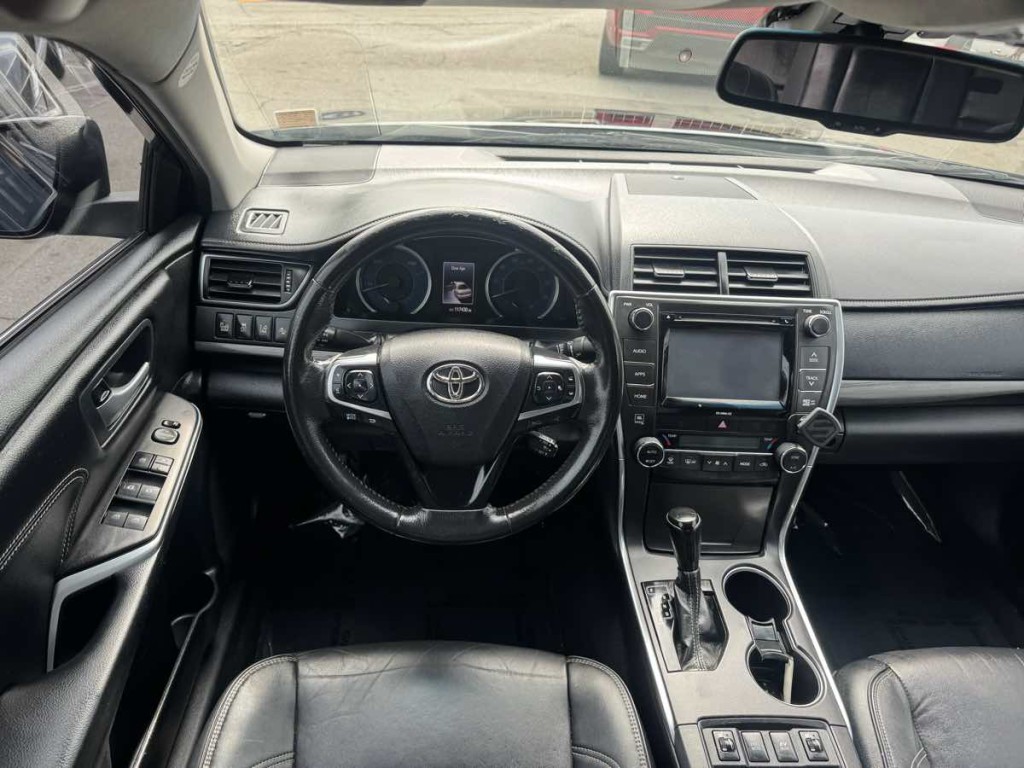 2017 Toyota Camry Image 16