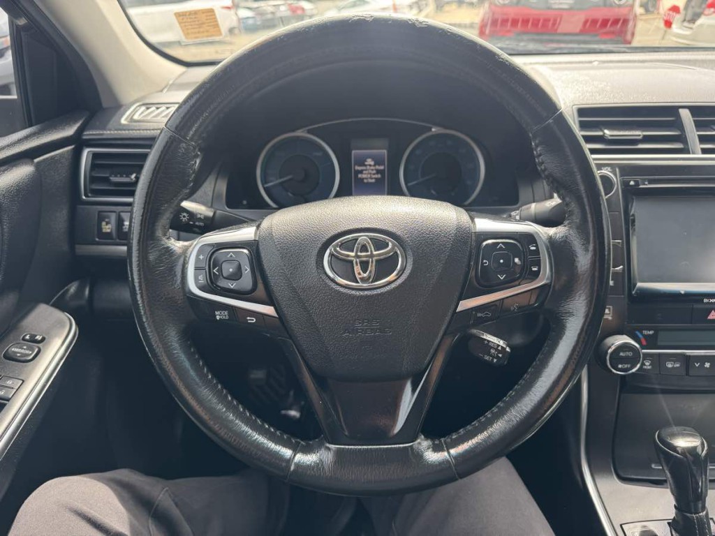 2017 Toyota Camry Image 18