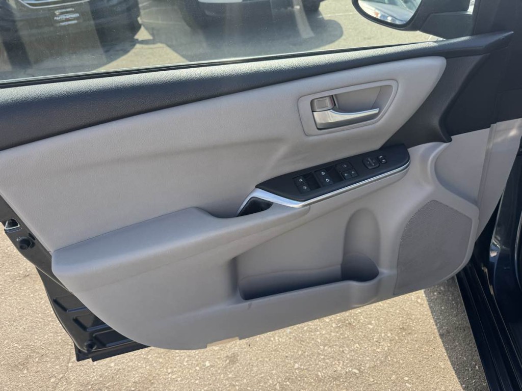 2016 Toyota Camry Image 8