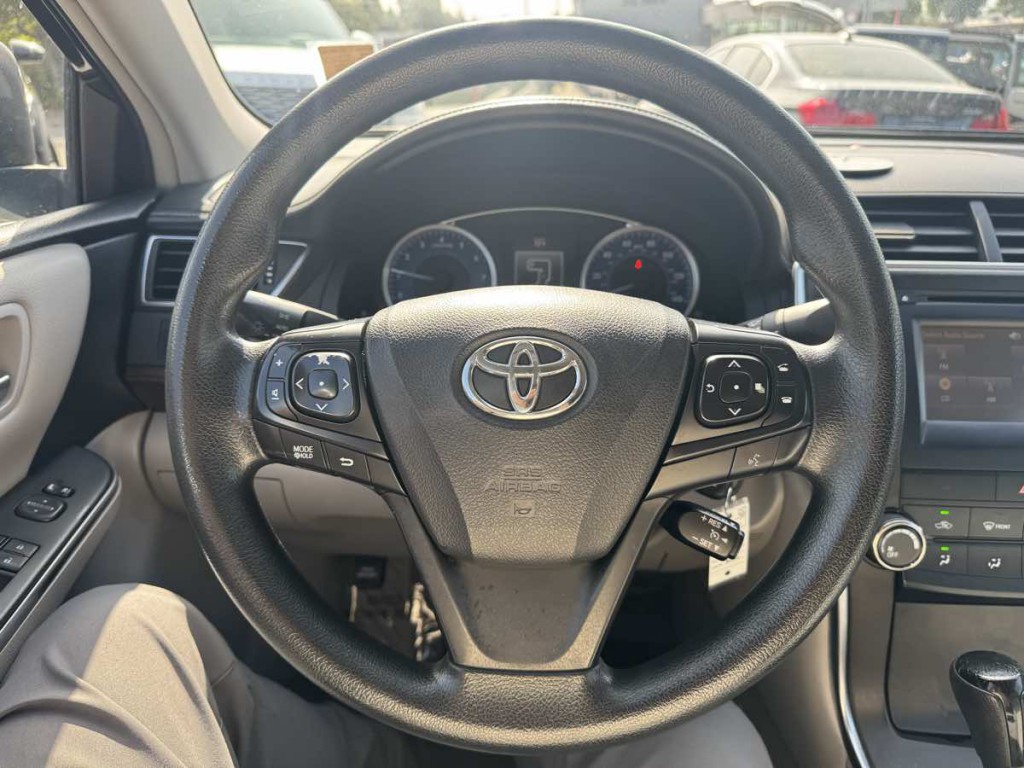 2016 Toyota Camry Image 12