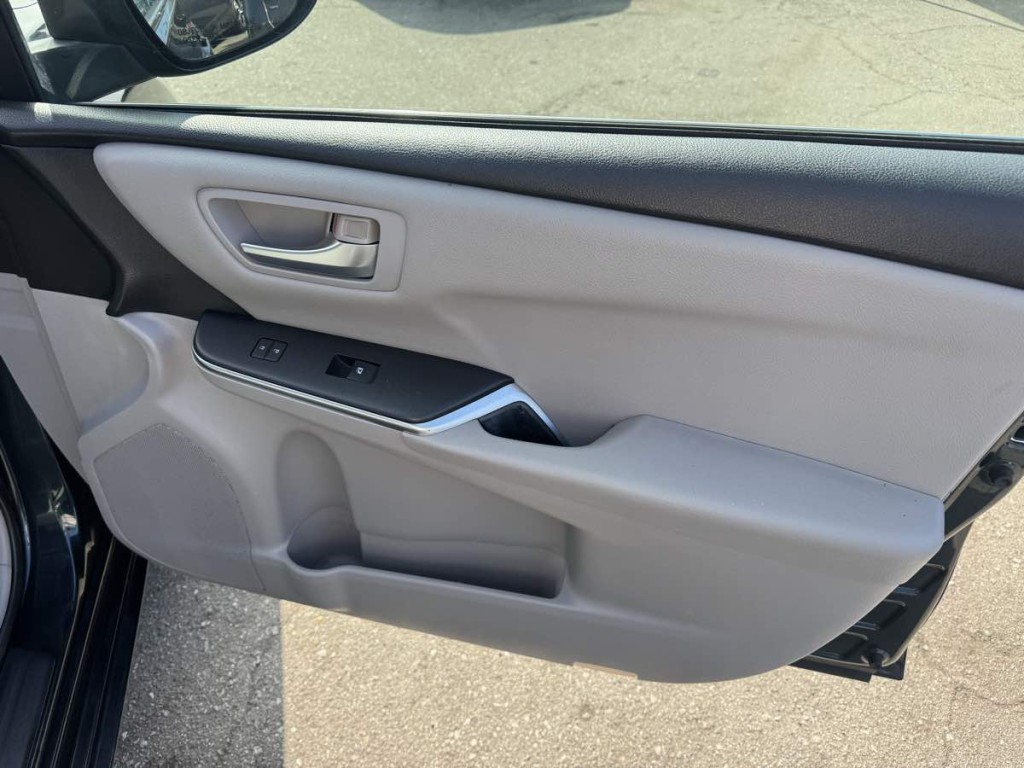 2016 Toyota Camry Image 14