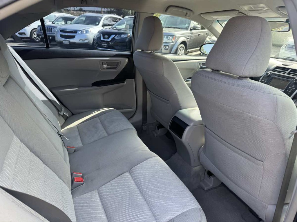 2016 Toyota Camry Image 15