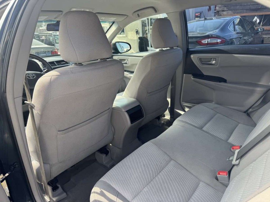 2016 Toyota Camry Image 16