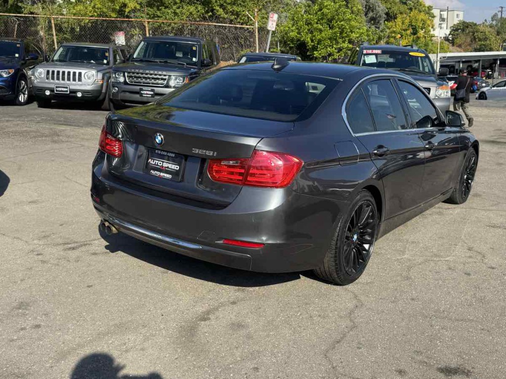 2012 BMW 3 Series Image 4