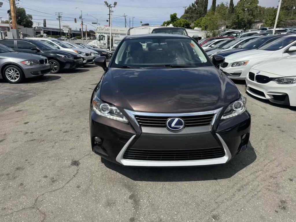 2014 Lexus CT 200h Image 2