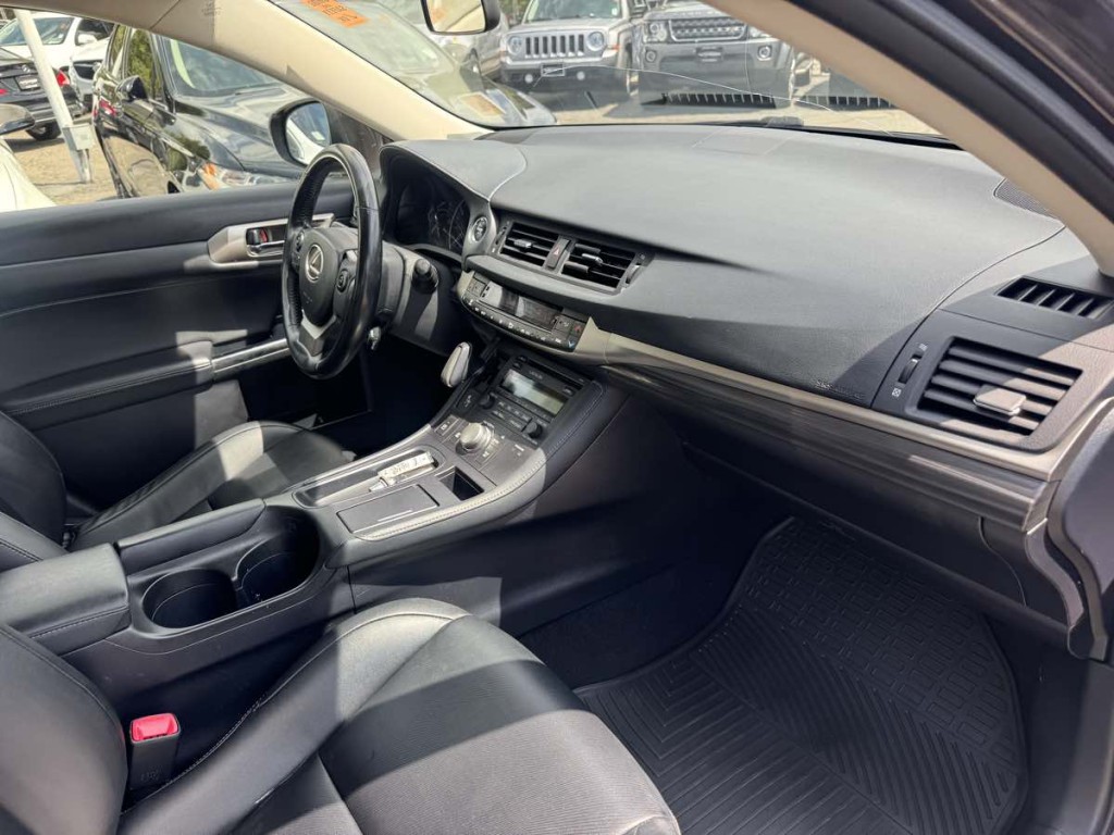 2014 Lexus CT 200h Image 14