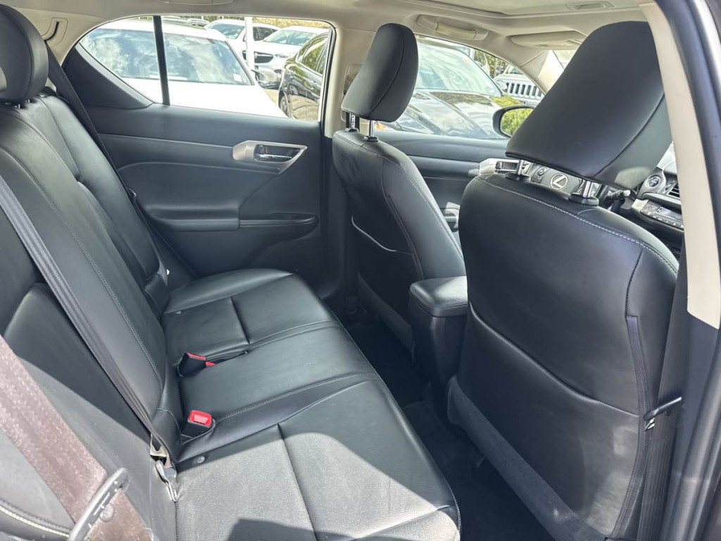 2014 Lexus CT 200h Image 16