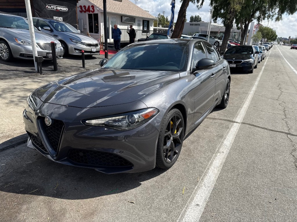 2019 Alfa Romeo Giulia Image 1