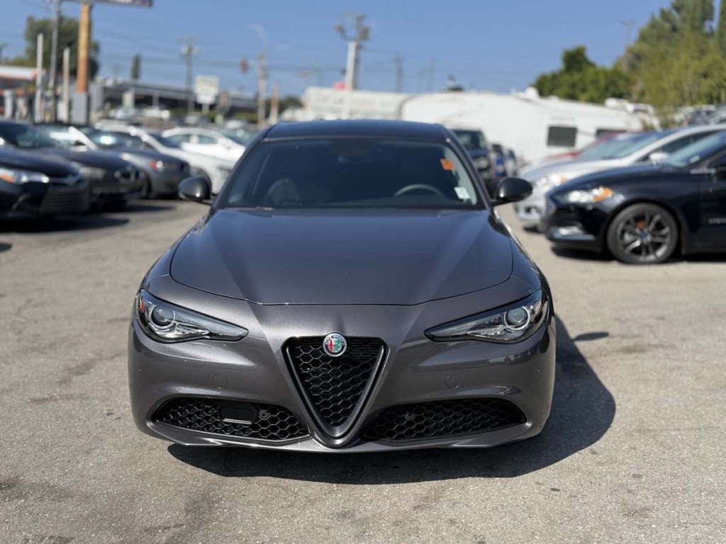 2019 Alfa Romeo Giulia Image 2