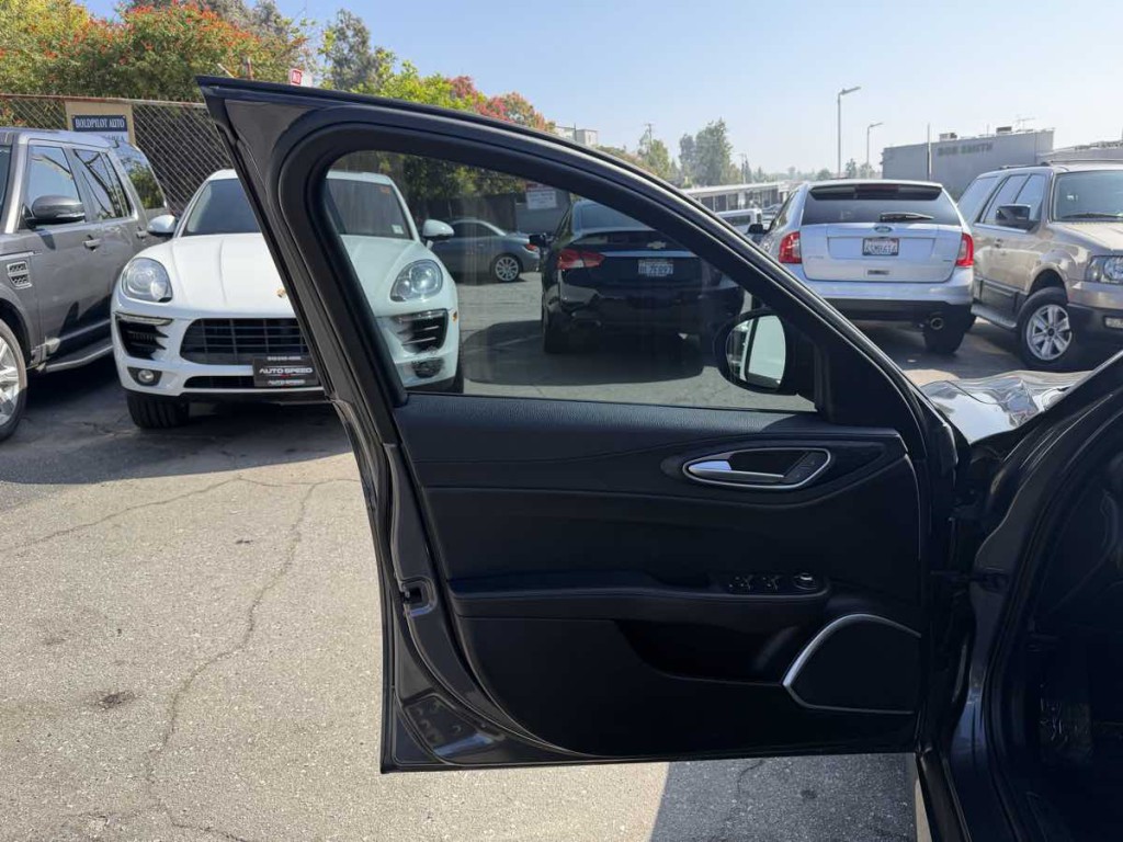 2019 Alfa Romeo Giulia Image 10