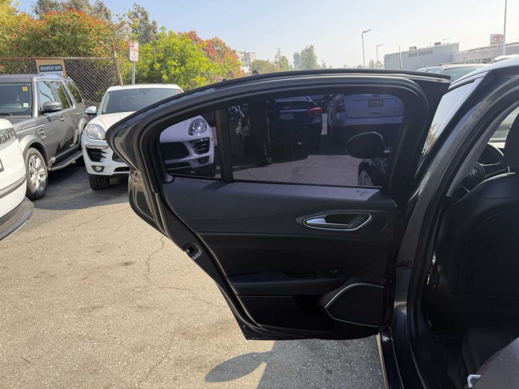 2019 Alfa Romeo Giulia Image 12