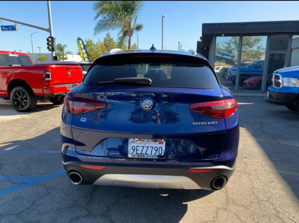 2018 Alfa Romeo Stelvio Image 2