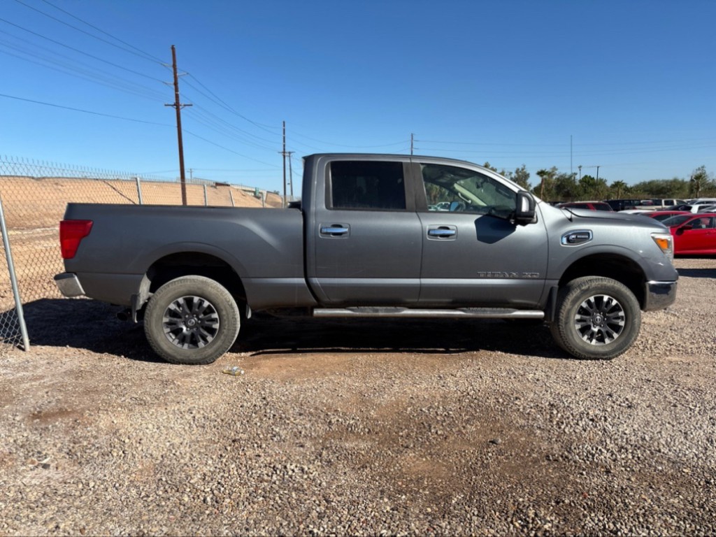 2017 Nissan Titan Image 1