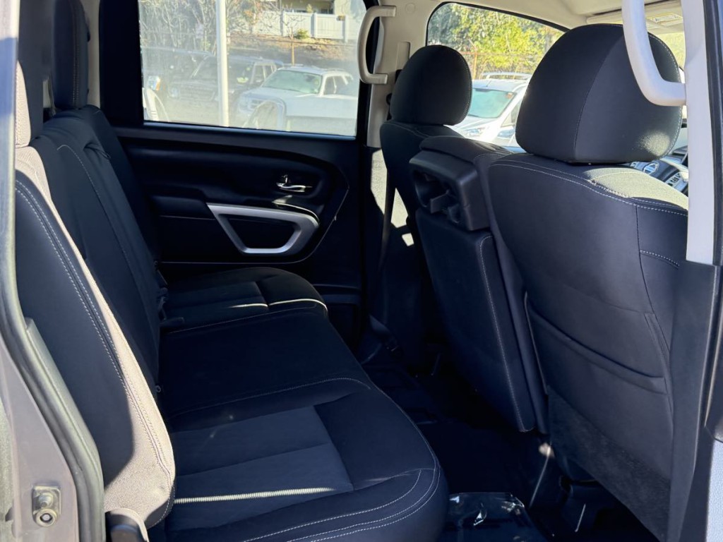 2017 Nissan Titan Image 11