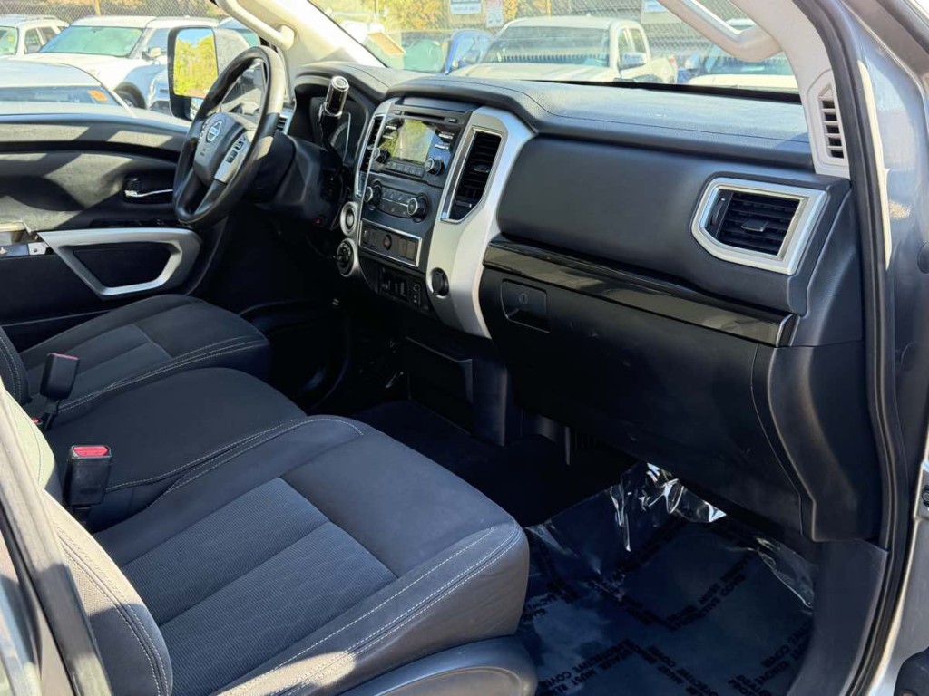 2017 Nissan Titan Image 12