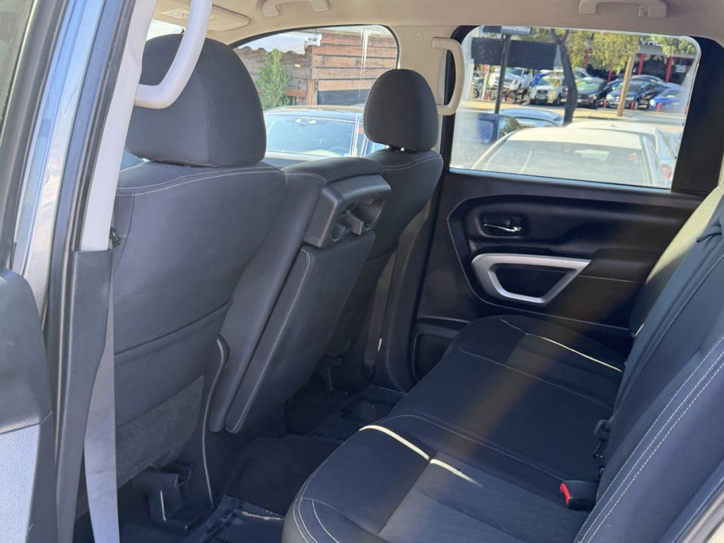 2017 Nissan Titan Image 15