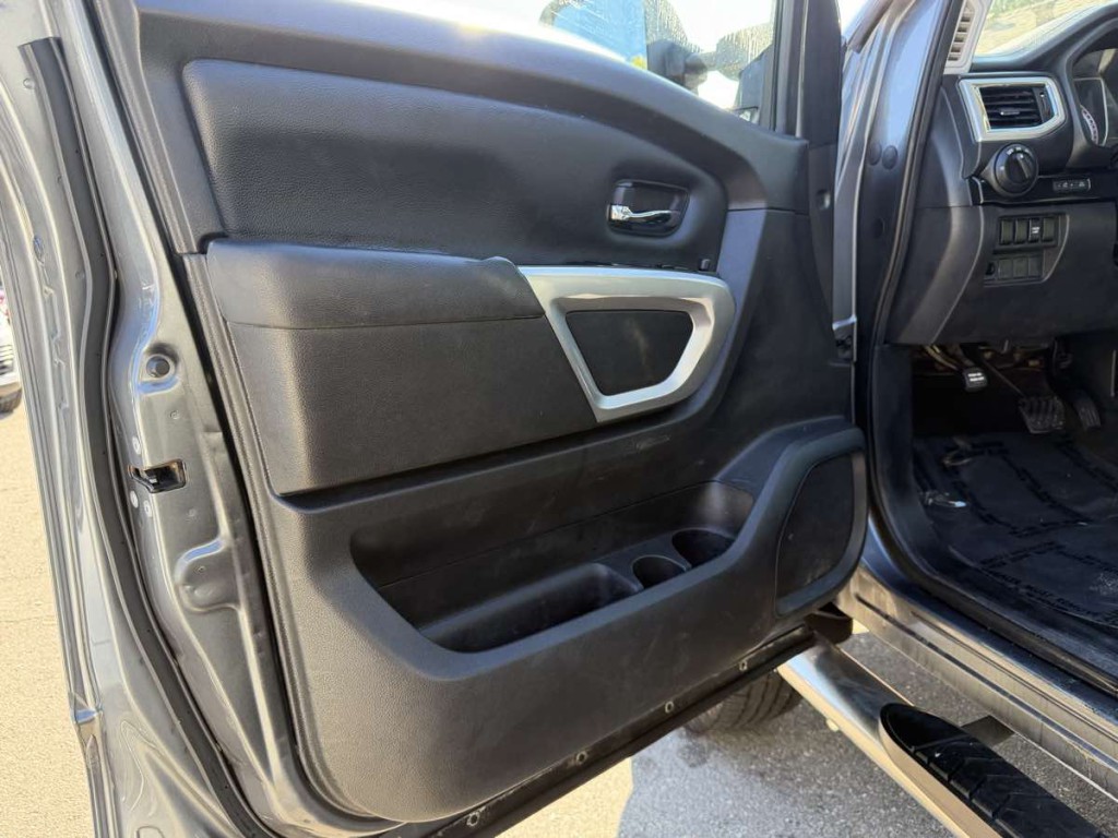 2017 Nissan Titan Image 21