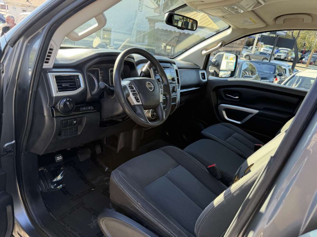 2017 Nissan Titan Image 23