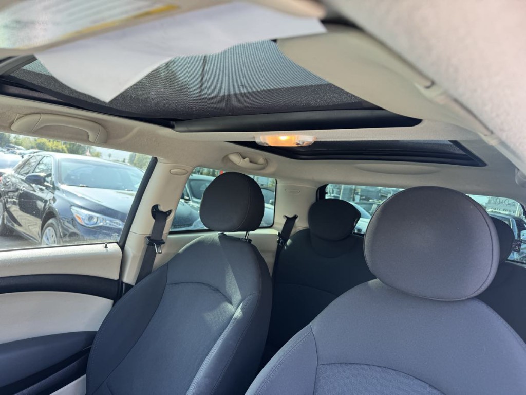 2012 MINI Cooper Image 9