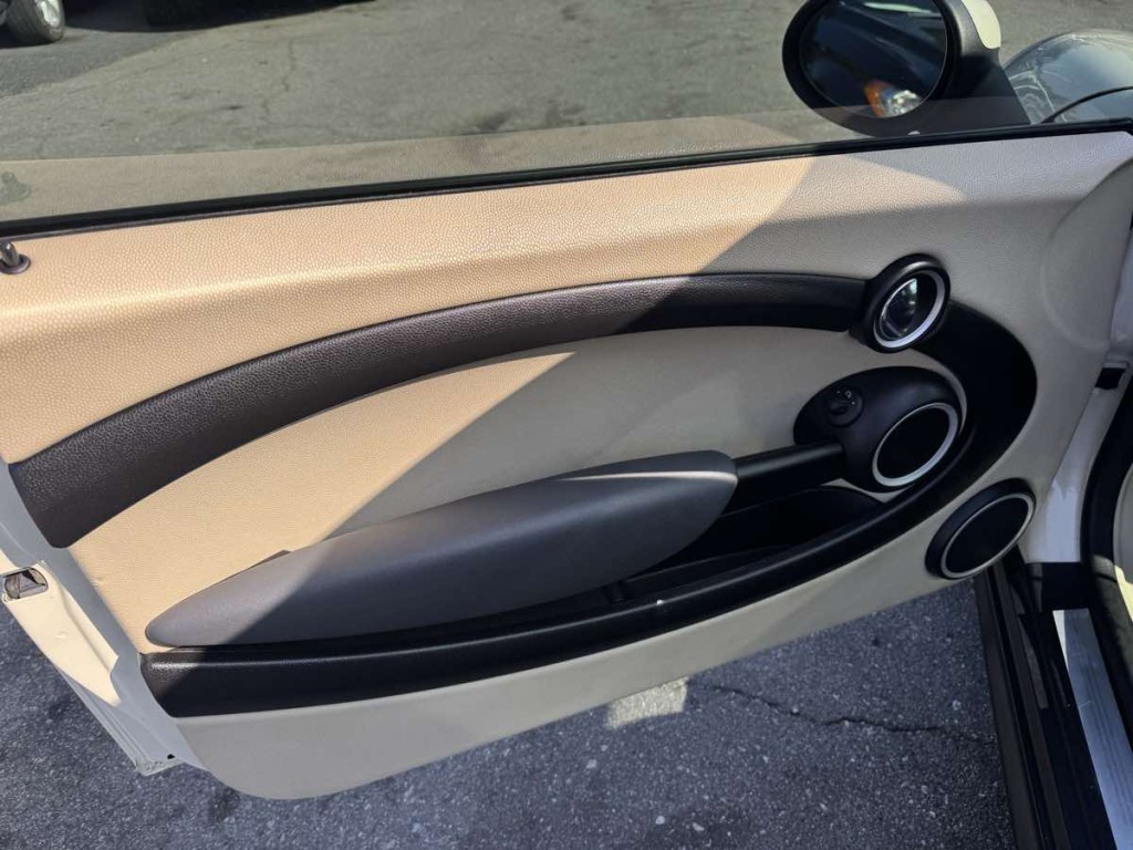 2012 MINI Cooper Image 12