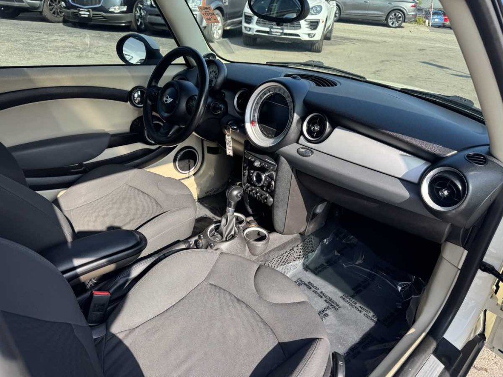 2012 MINI Cooper Image 17