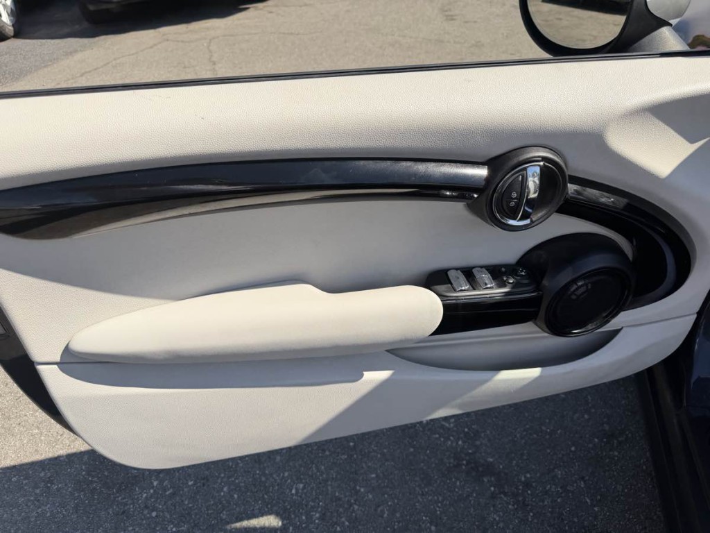 2017 MINI Convertible Image 10