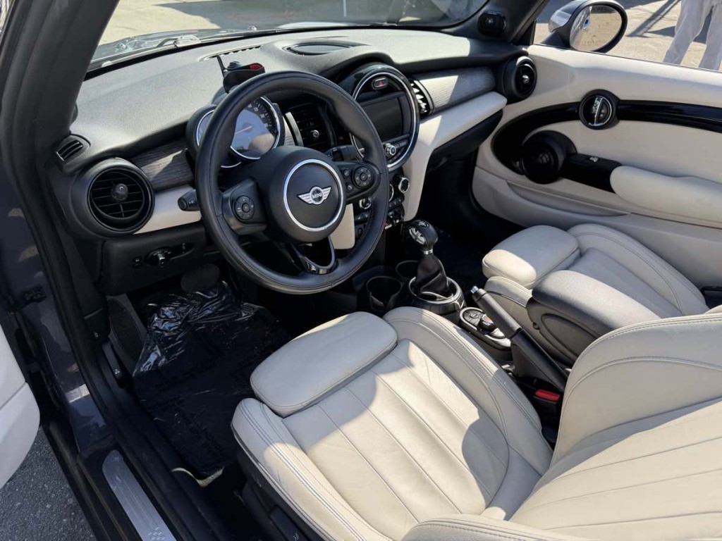 2017 MINI Convertible Image 11