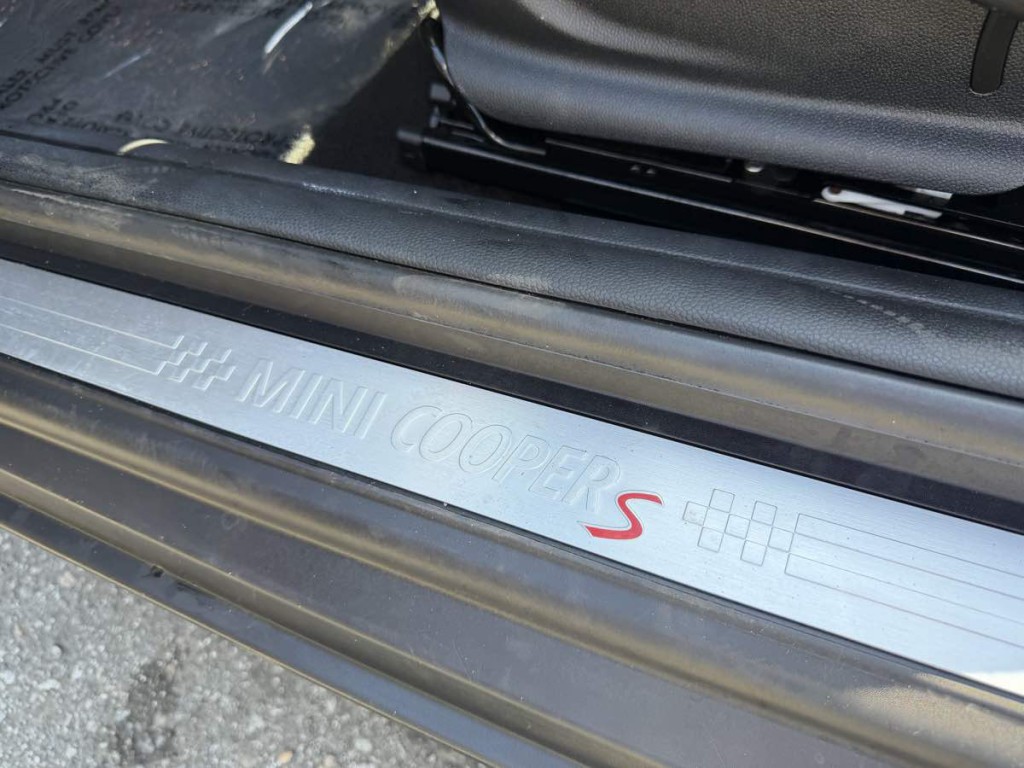 2017 MINI Convertible Image 17