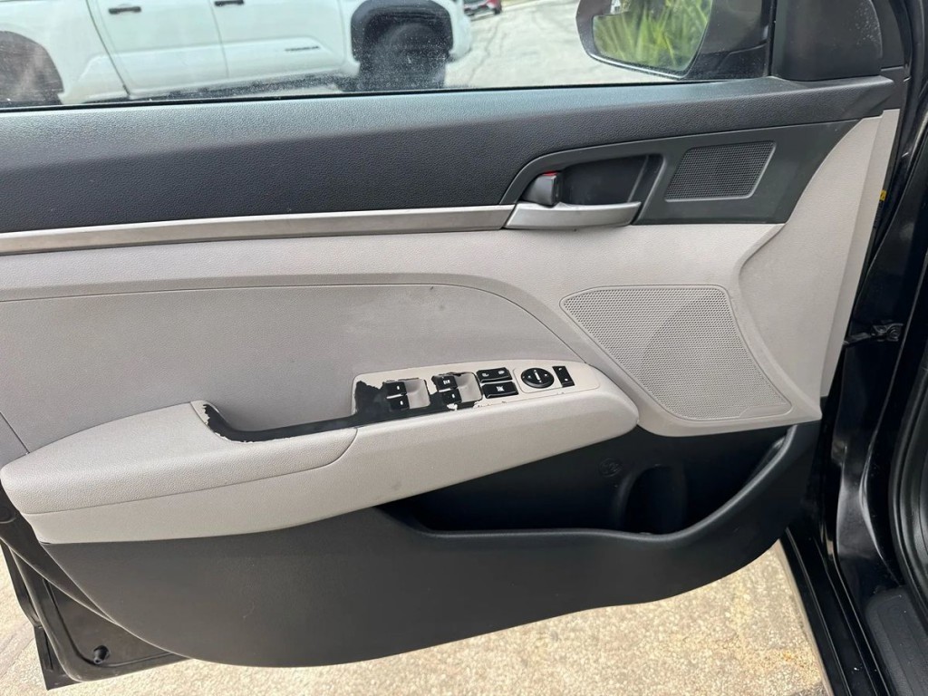 2017 Hyundai Elantra Image 8