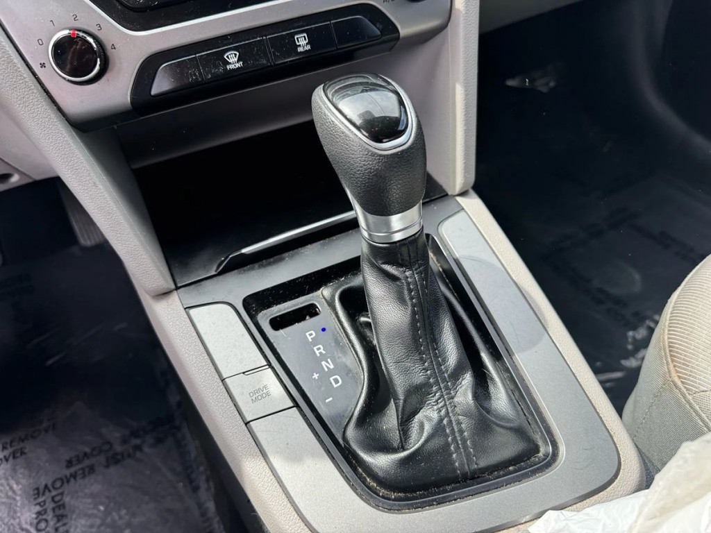 2017 Hyundai Elantra Image 10