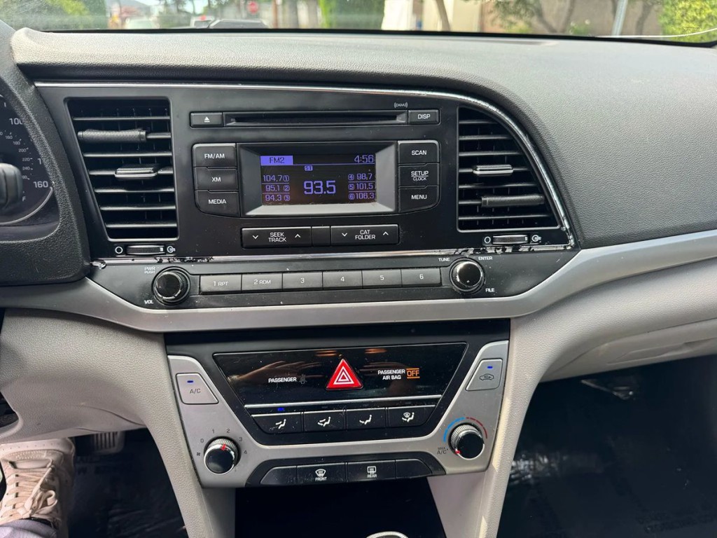 2017 Hyundai Elantra Image 11