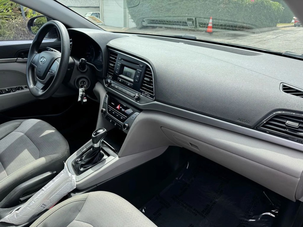 2017 Hyundai Elantra Image 12