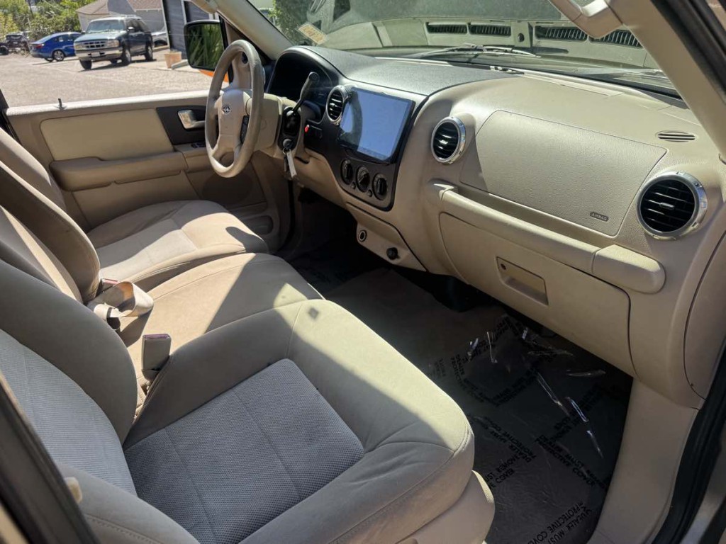 2003 Ford Expedition Image 8