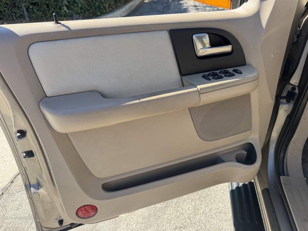 2003 Ford Expedition Image 16