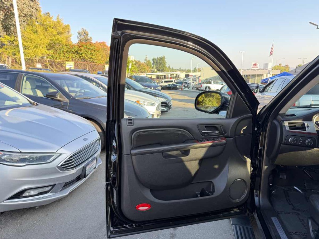 2011 Cadillac Escalade Image 10