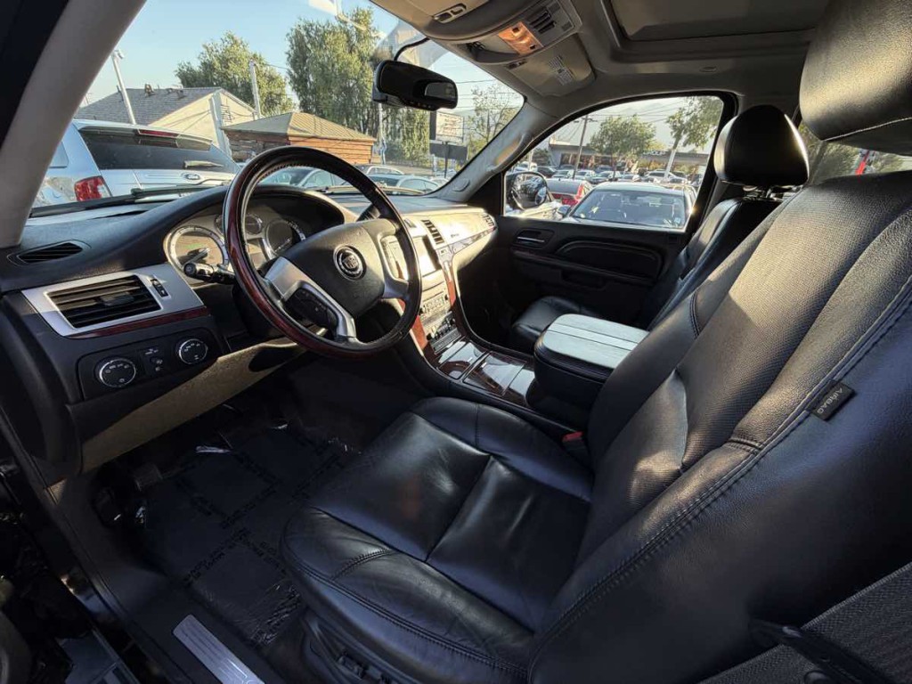 2011 Cadillac Escalade Image 11
