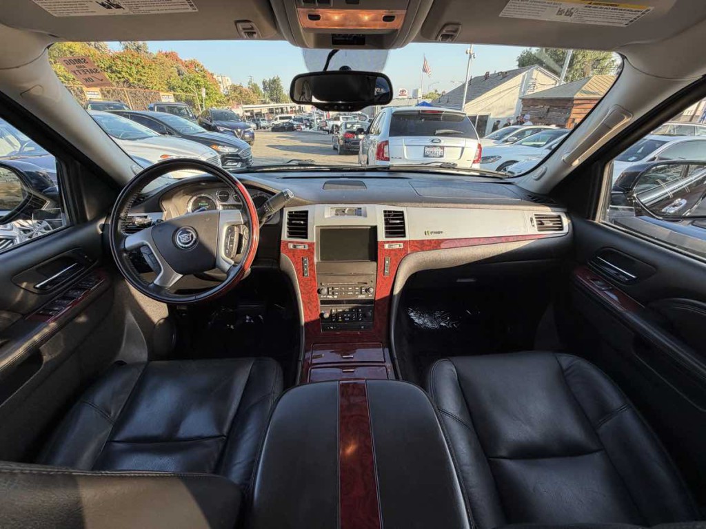 2011 Cadillac Escalade Image 12