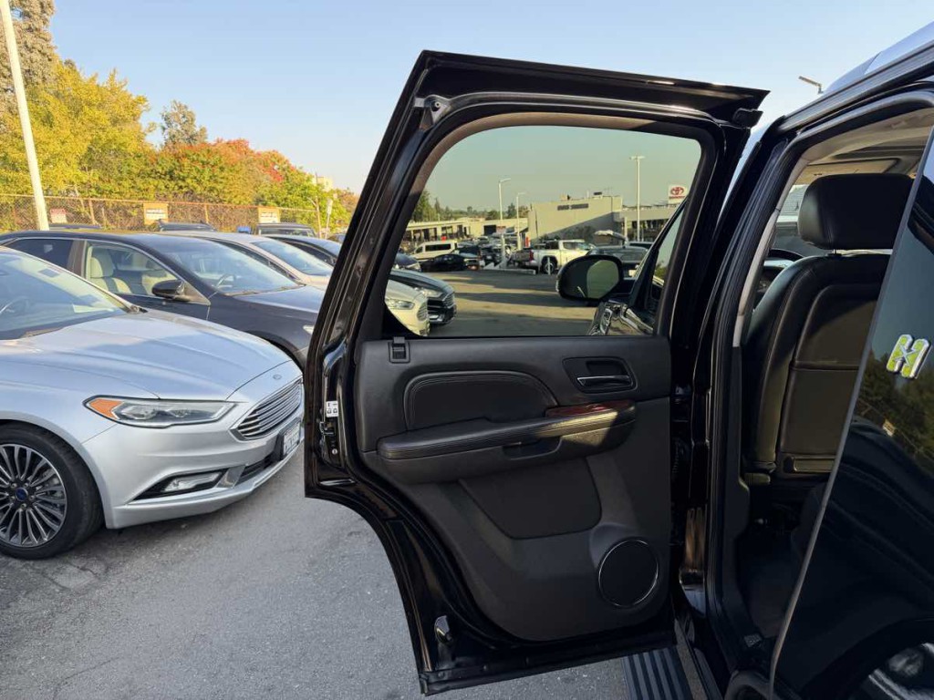 2011 Cadillac Escalade Image 13