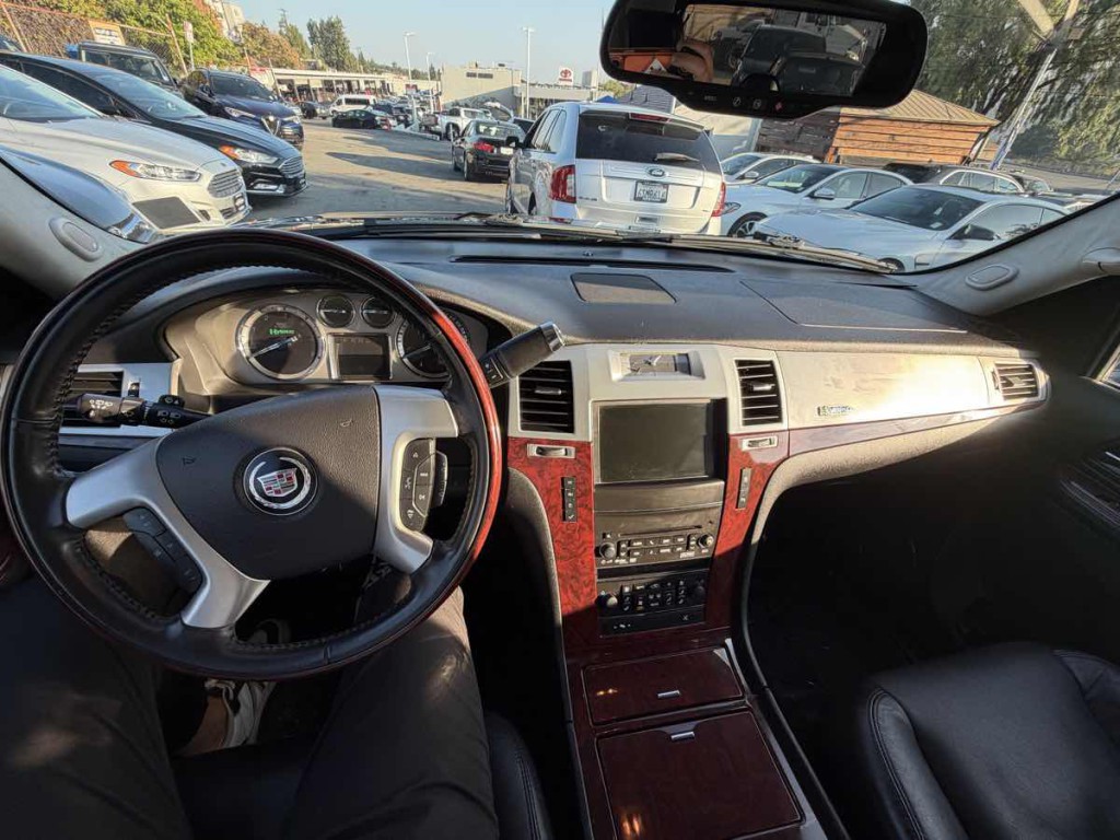 2011 Cadillac Escalade Image 17