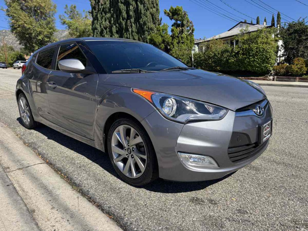 2017 Hyundai Veloster Image 1