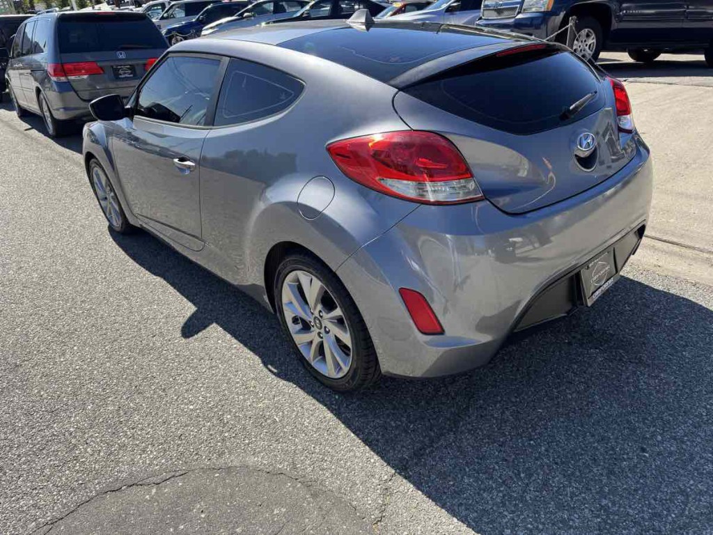 2017 Hyundai Veloster Image 4