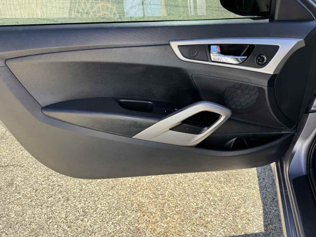 2017 Hyundai Veloster Image 8