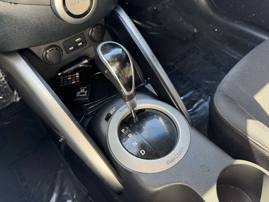 2017 Hyundai Veloster Image 12