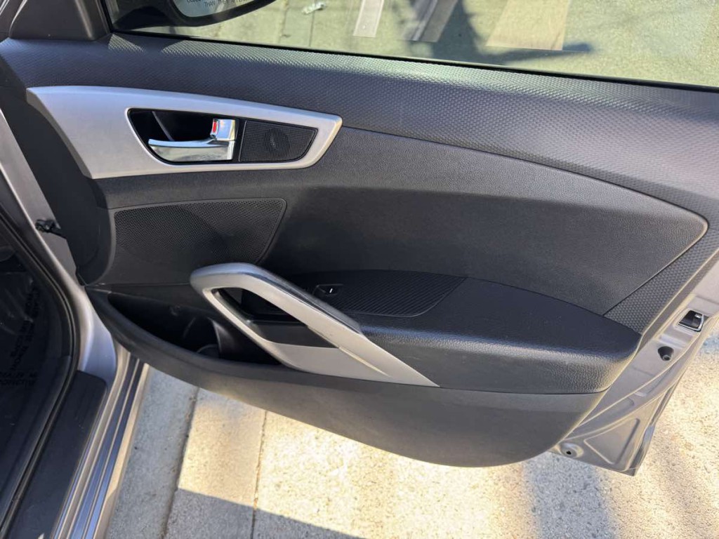 2017 Hyundai Veloster Image 15